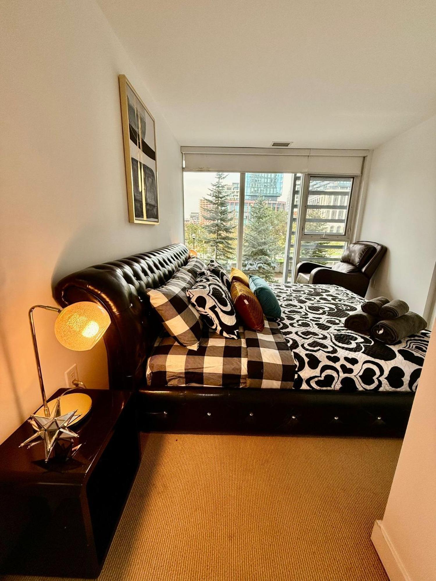 Downtown 4br Townhouse Near Rogers Centre With Parking Toronto