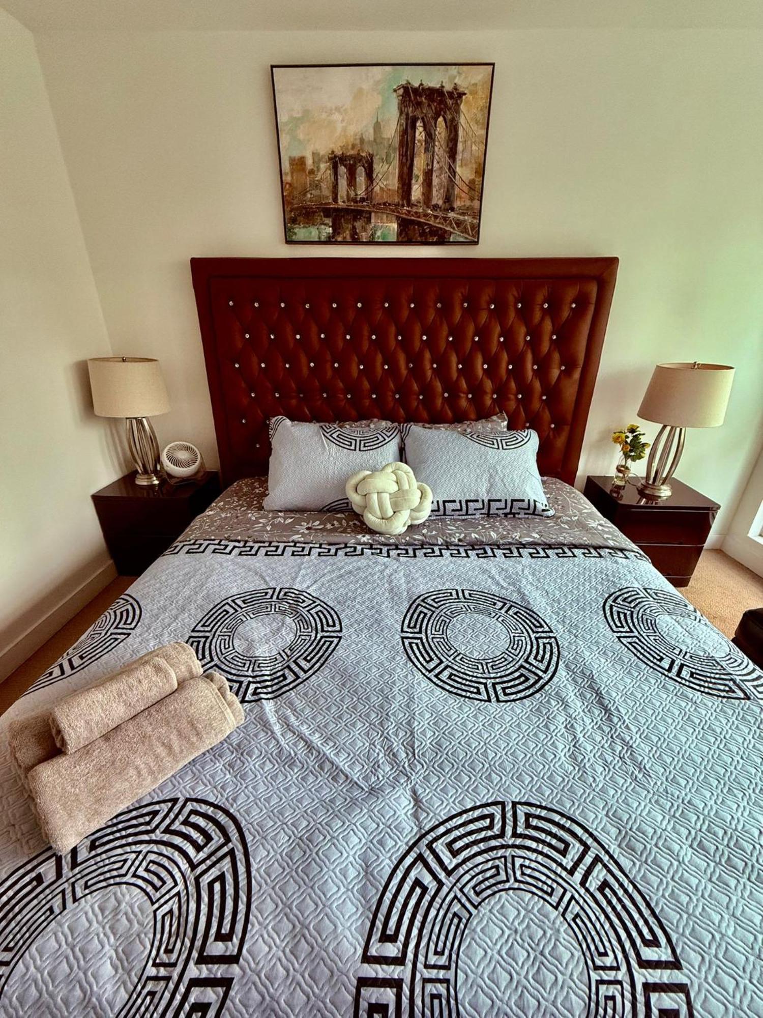 Apartment Downtown 4br Townhouse Near Rogers Centre With Parking *