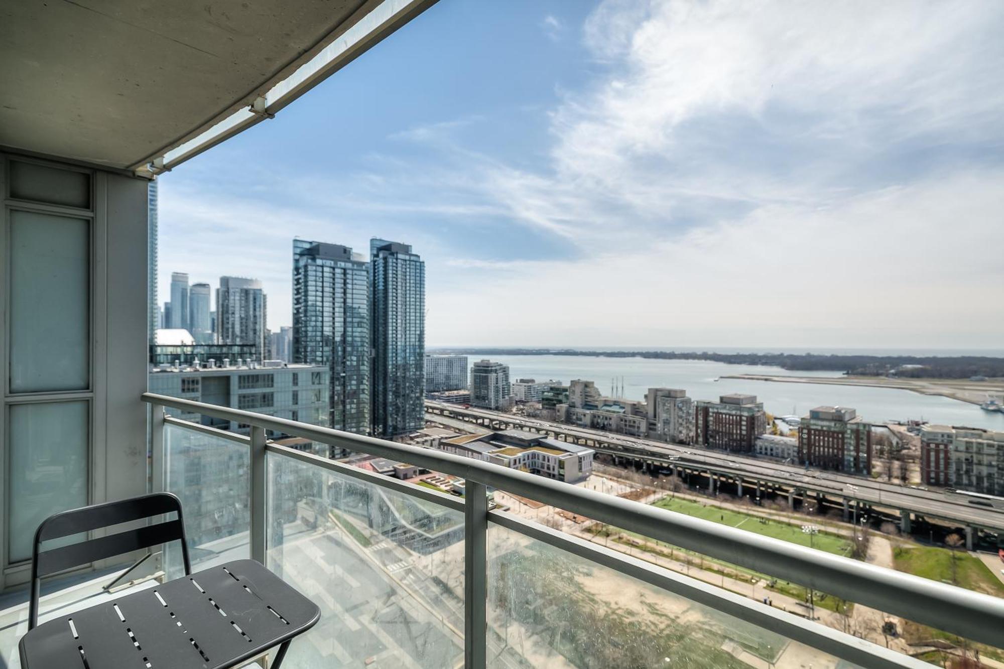 Bright & Stylish 2br In Downtown With View Apartment *
