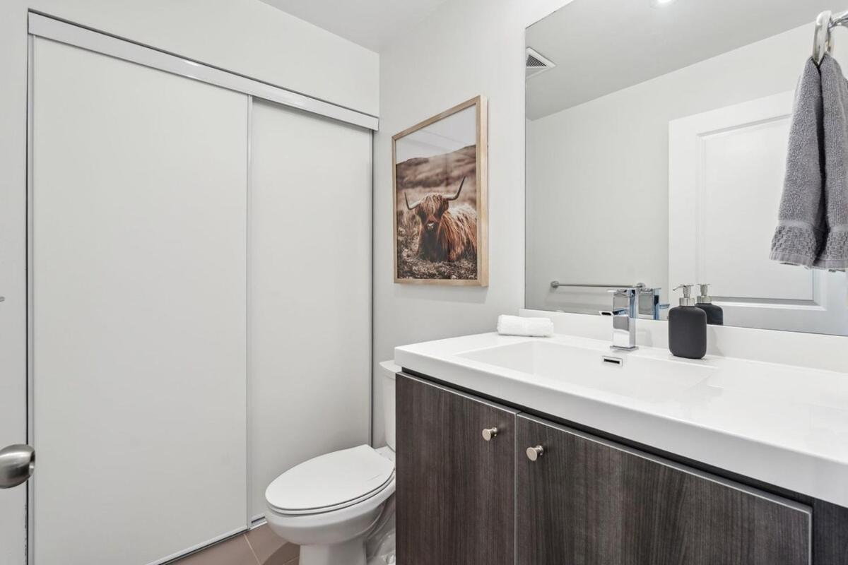 Prime Downtown - St Lawrence Parking Apartment