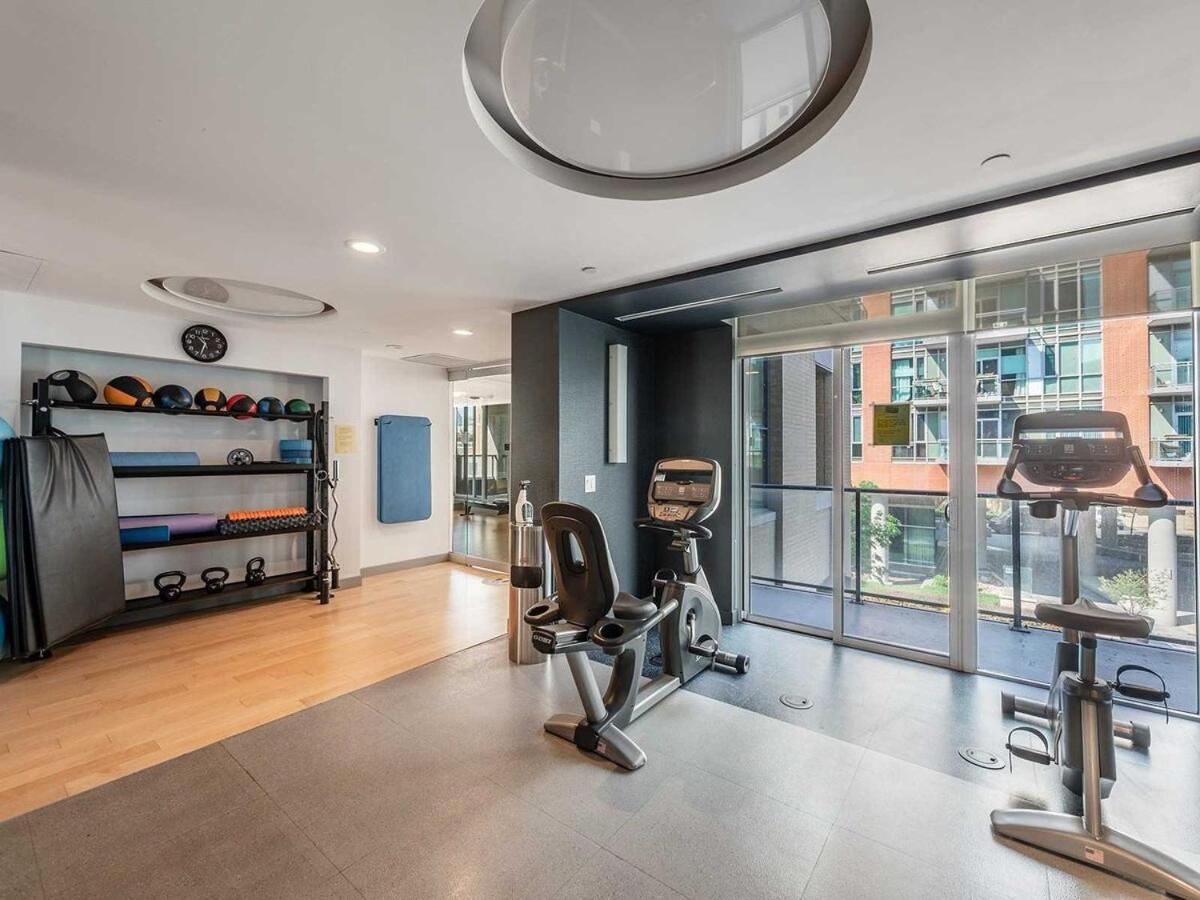 Prime Downtown - St Lawrence Parking Apartment