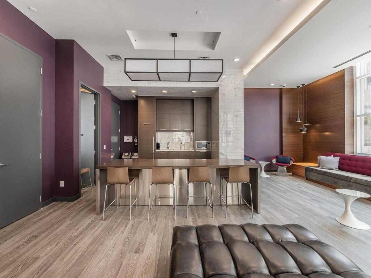 Prime Downtown - St Lawrence Parking Apartment *