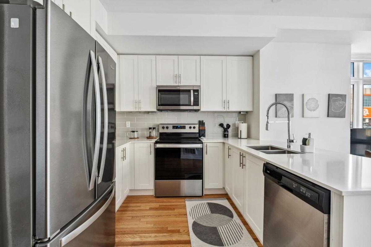 Stunning 2br Retreat, Patio & Parking Toronto