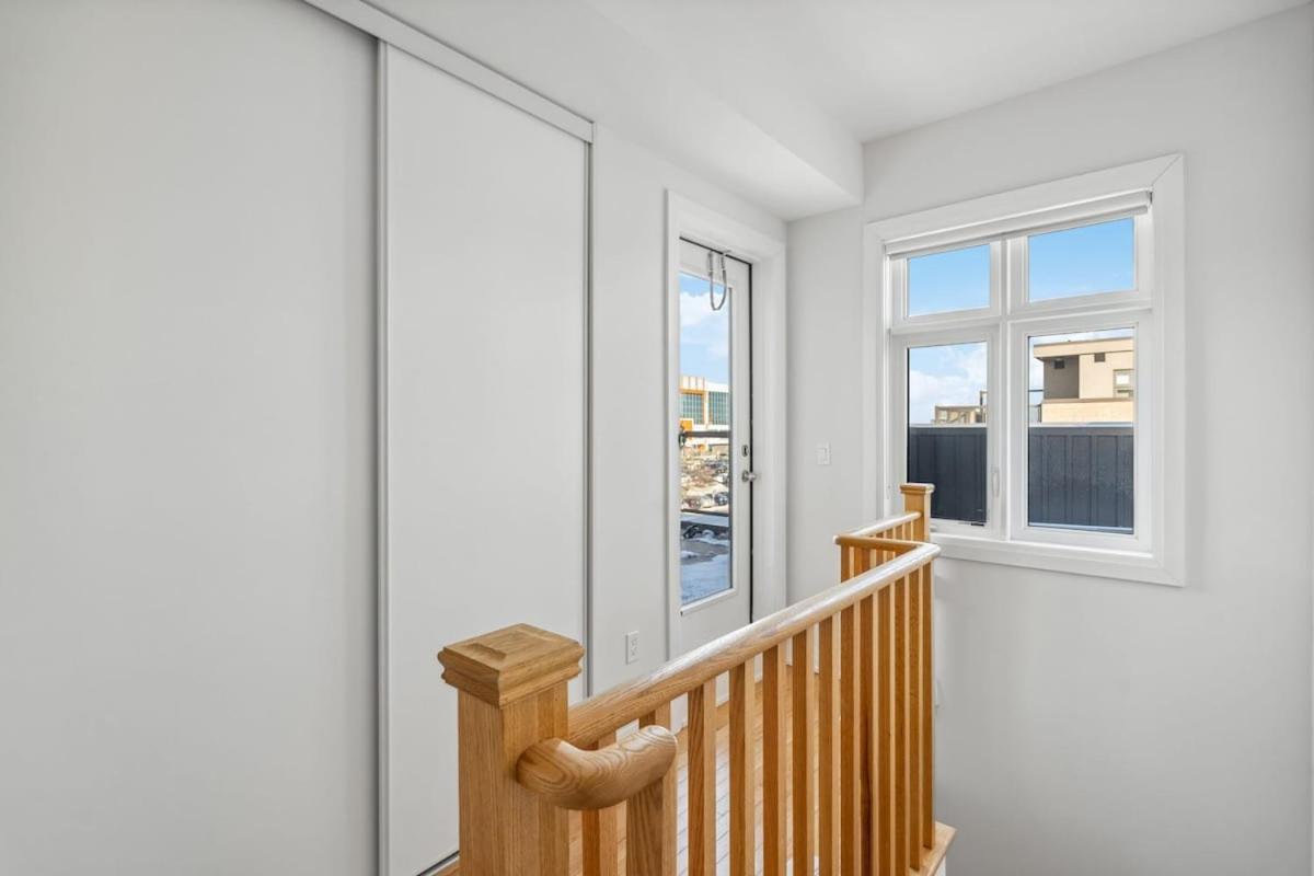 Apartment Stunning 2br Retreat, Patio & Parking Toronto