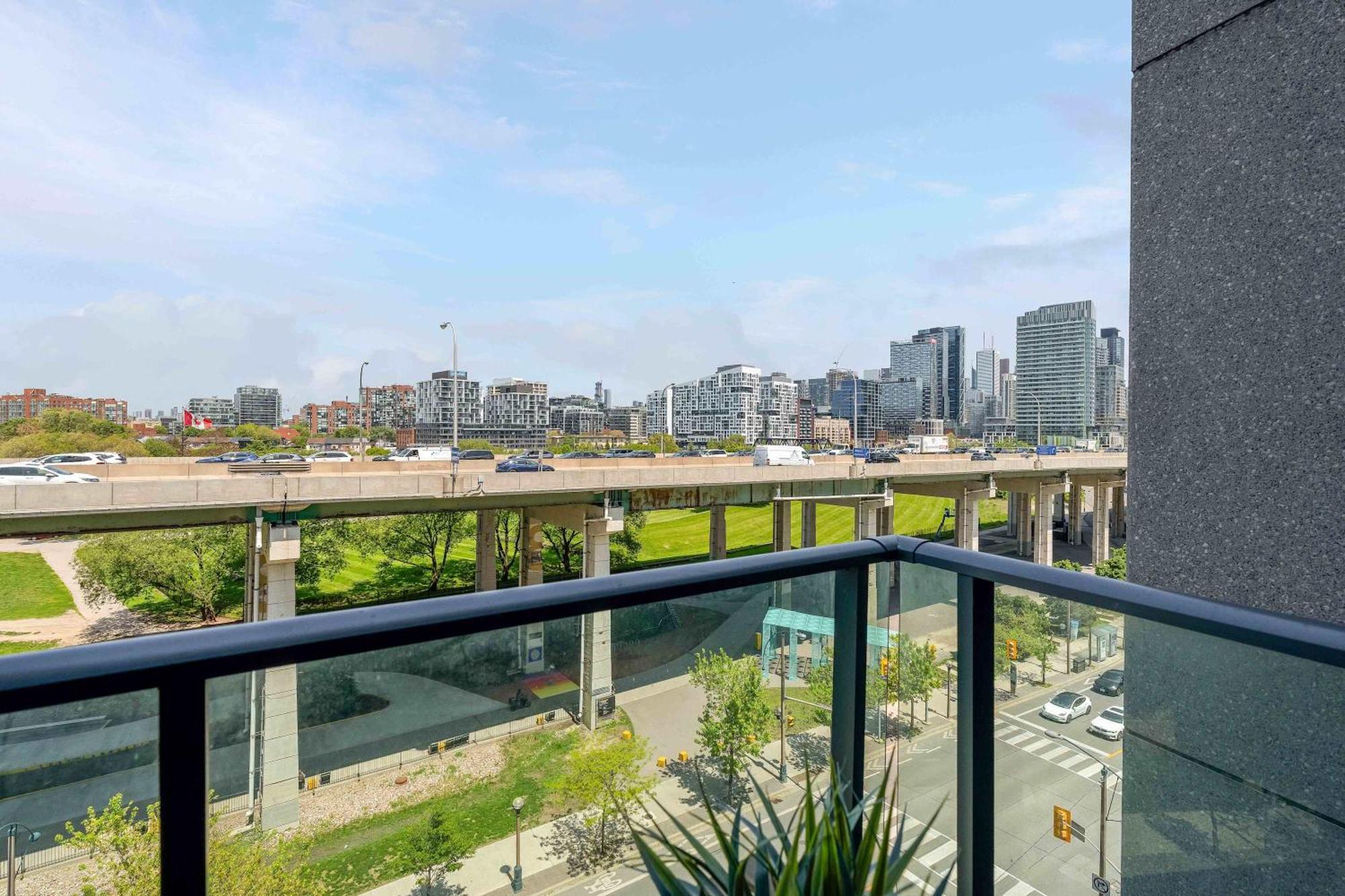 Convenient 1br Walk To Cn Tower Or Apartment *
