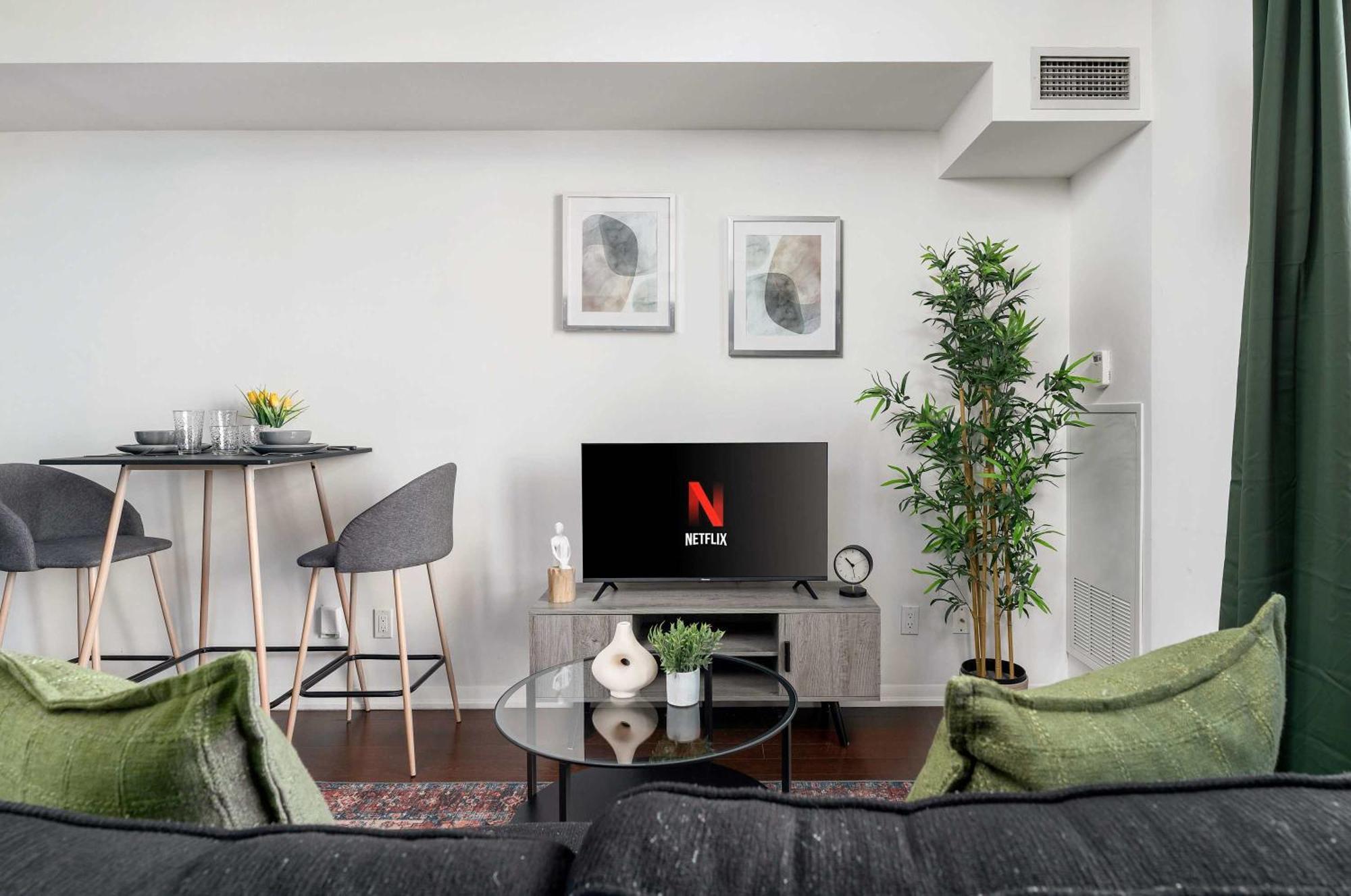 Convenient 1br Walk To Cn Tower Or