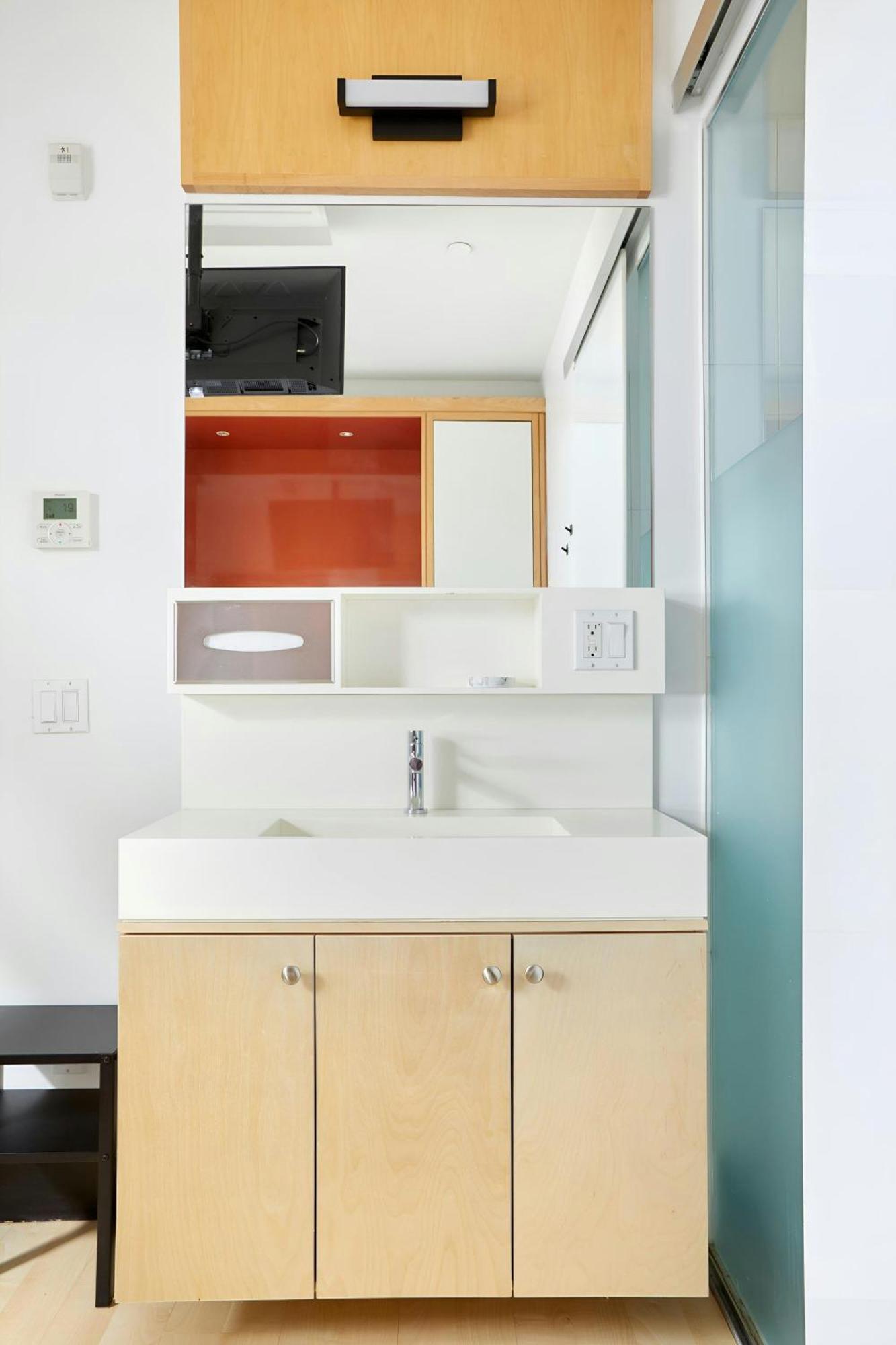 The Beverley Queen West, Sonder By Marriott Bonvoy Hotel Toronto