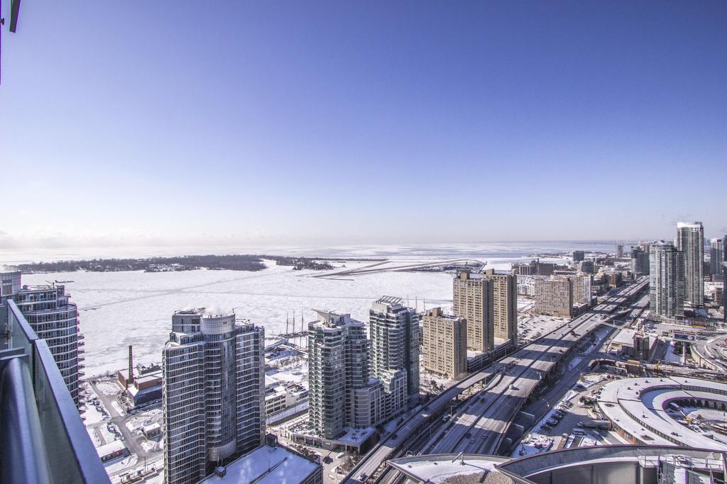Atlantis - Furnished On York Street Toronto