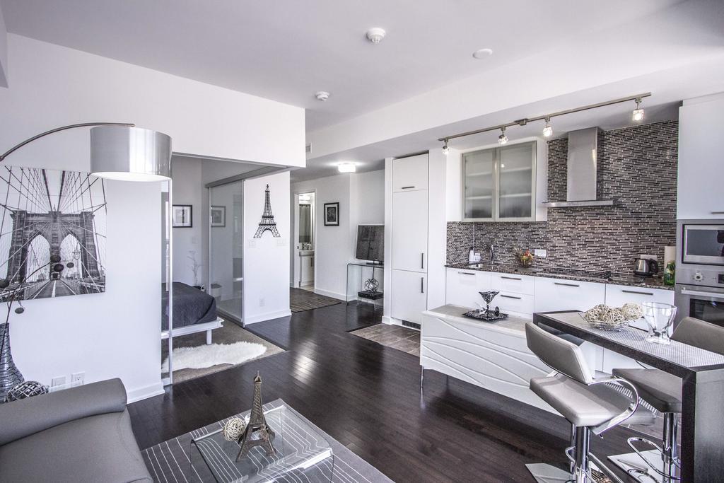 Atlantis - Furnished On York Street Toronto