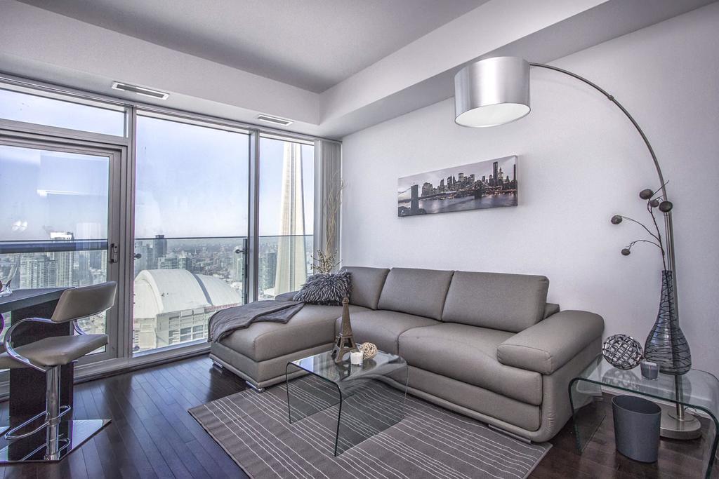 Atlantis - Furnished On York Street Apartment Toronto