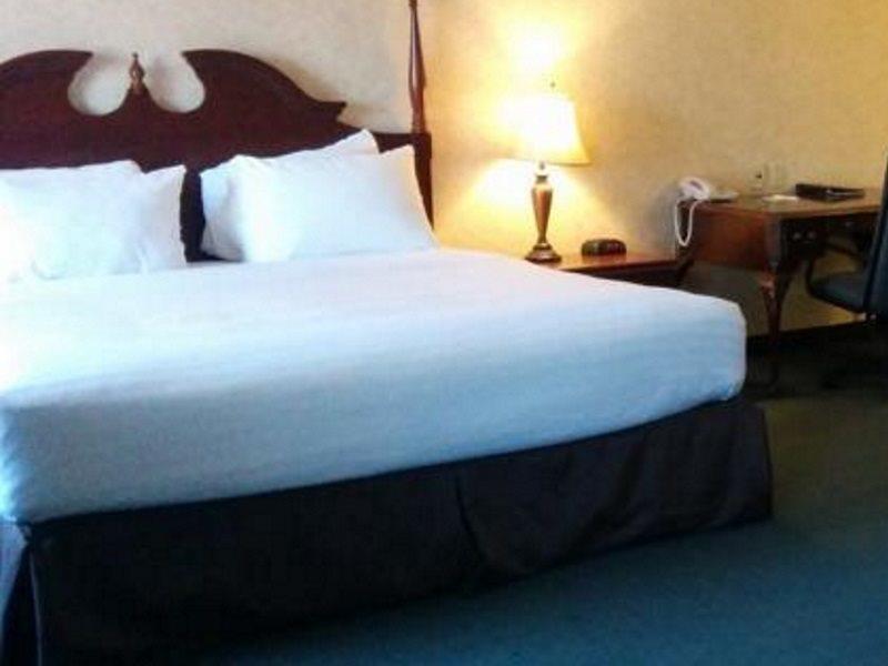 Hotel Days By Wyndham East Lakeview Toronto