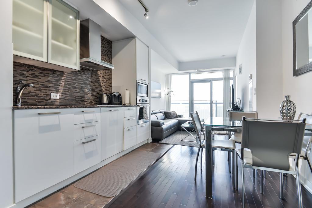 Apartment Atlantis - Furnished On York Street Toronto