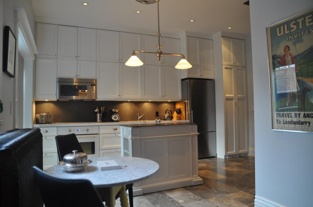 Apartment Grand On Palmerston Blvd.