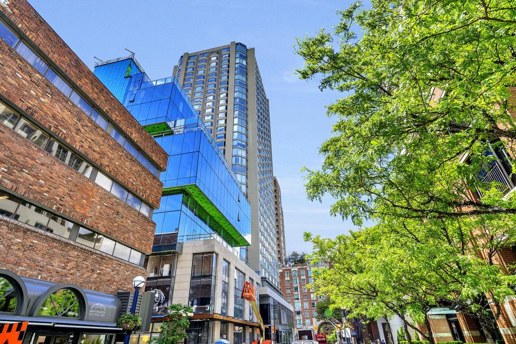 Luxury In Yorkville Apartment