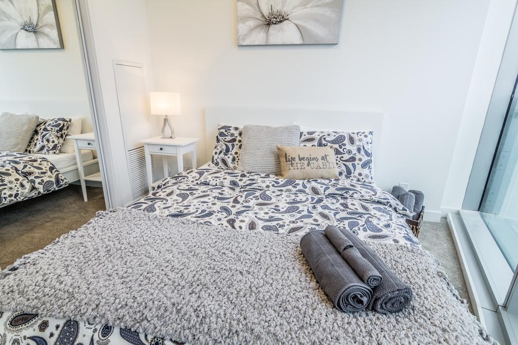 Aoc Suites - Two Bedroom Condo - City/Cn Tower View Toronto