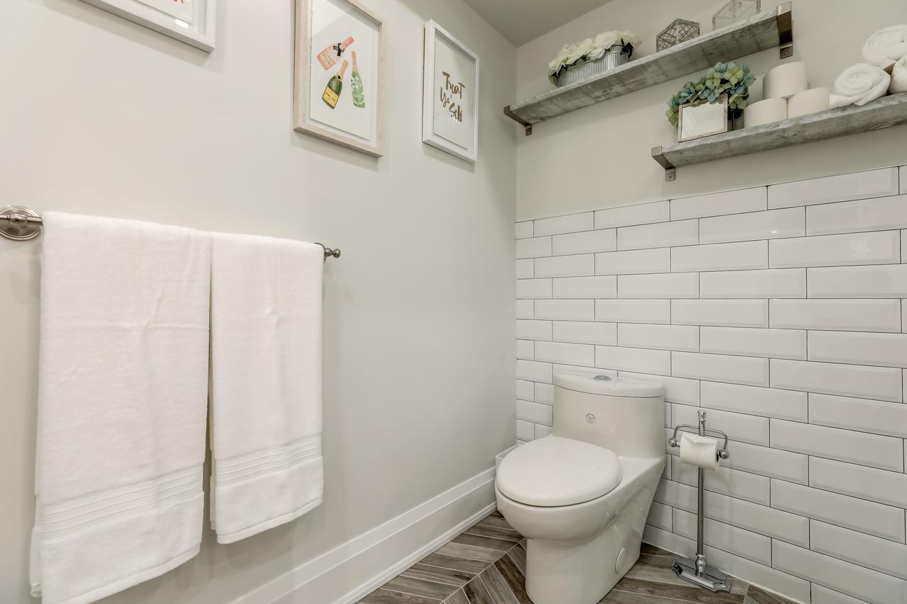 Applewood - Etobicoke Apartment *