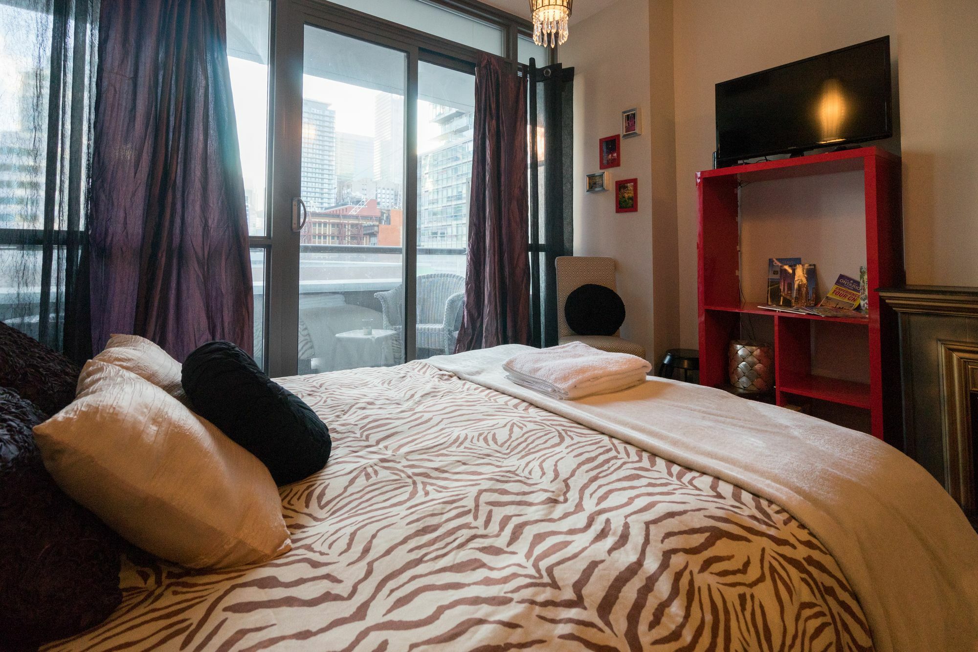 Applewood Suites - Entertainment District Studio Apartment