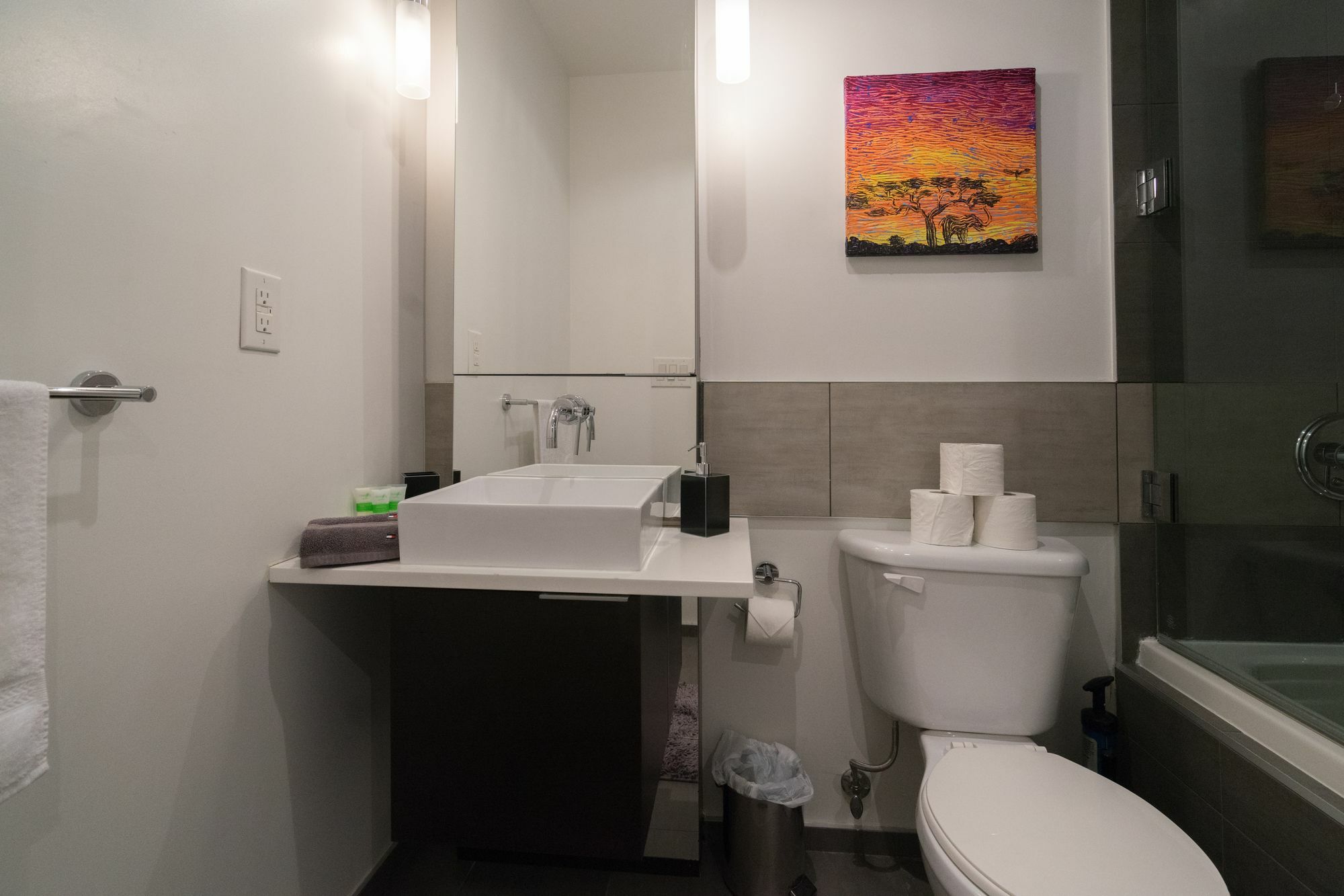 Applewood Suites - Entertainment District Studio Apartment *