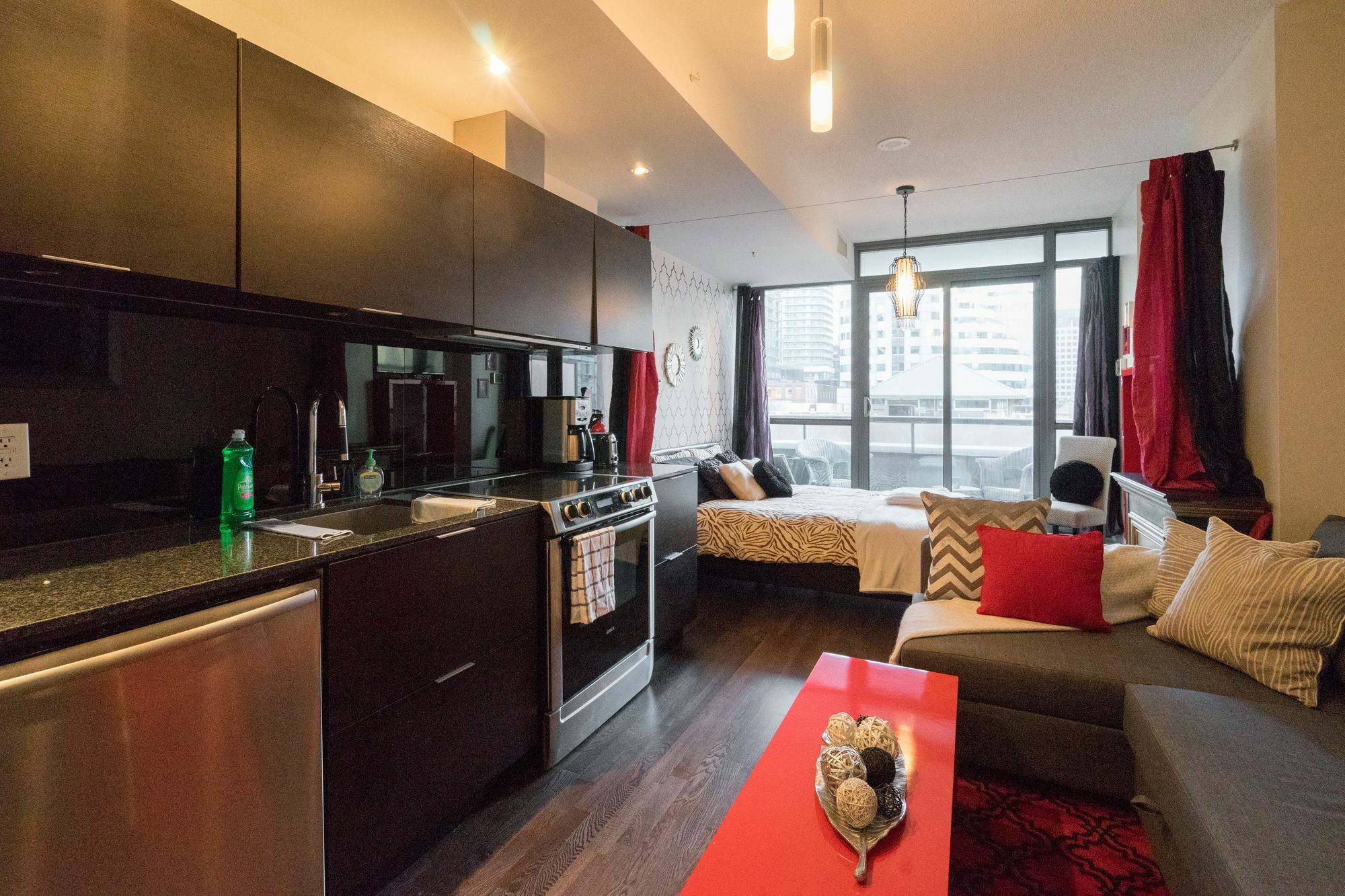 Applewood Suites - Entertainment District Studio Apartment