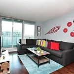 Downtown Condo, Free Parking & Amenities