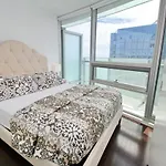 Presidential 2Br Plus 1 Condo, Entertainment District - Downtown With Cn Tower View, Balcony, Pool & Hot Tub