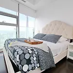 Presidential 2Br Plus 1 Condo, Entertainment District - Downtown With Cn Tower View, Balcony, Pool & Hot Tub