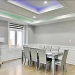 Luxurious House In Scarborough
