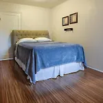 Downtown Retreat-Spacious Rooms With Shared Kitchen & Bath