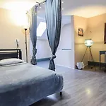 Downtown Retreat-Spacious Rooms With Shared Kitchen & Bath