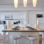 Elegant 1Br Plus Den Downtown Toronto - Sleep 6