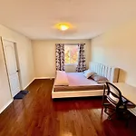 Cosy Room In Toronto With High Speed Internet- Close To City Centre