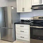 Finch Subway Room With Desk Light Queen Bed Near 401