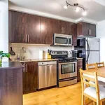 Spacious Condo Next To Cn Tower