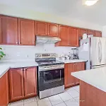 Beautiful Toronto Homestay- 15 Min To Downtown- Free Parking