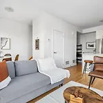 Stunning 2Br Toronto Retreat, Patio & Parking