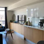 Lovely 2 Bed Condo In Downtown Toronto