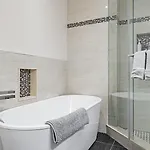 Parking! 5Br House! 10Min Walk To Eaton Center! 7Min Walk To Yongedundas Subway Station!