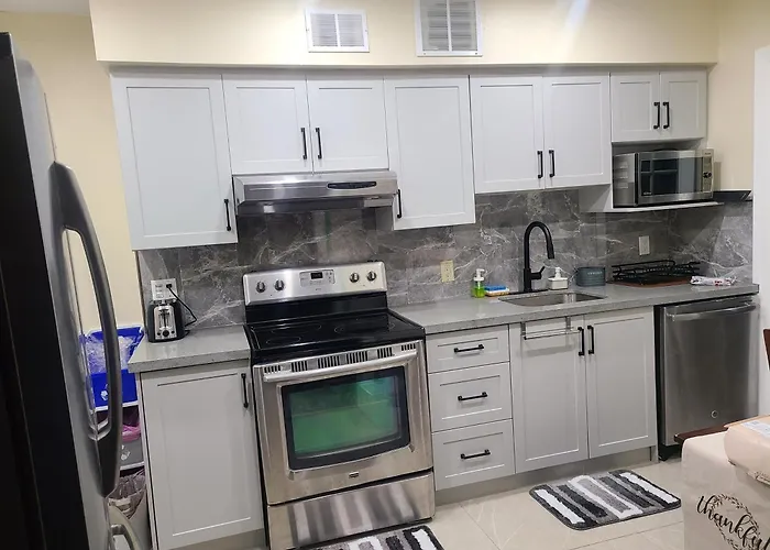 3 Bedroom House In Toronto Downtown