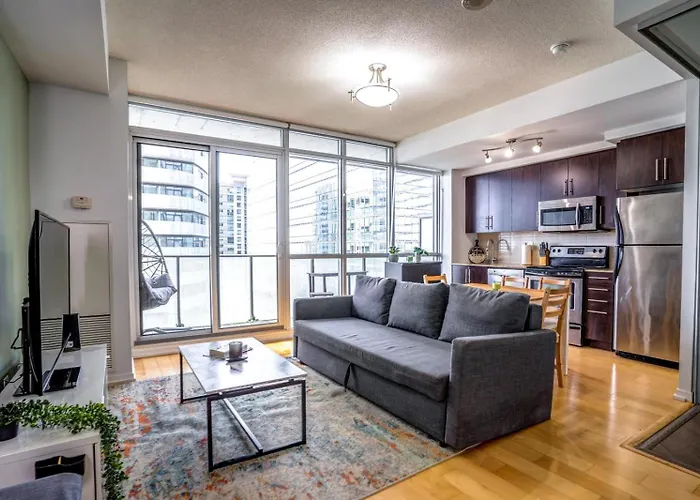 Spacious Condo Next To Cn Tower