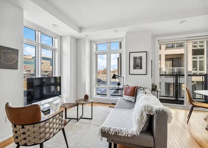 Stunning 2Br Toronto Retreat, Patio & Parking