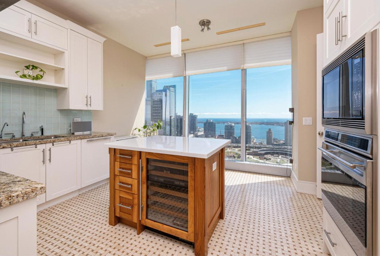 Luxury Hotel Residences * Toronto