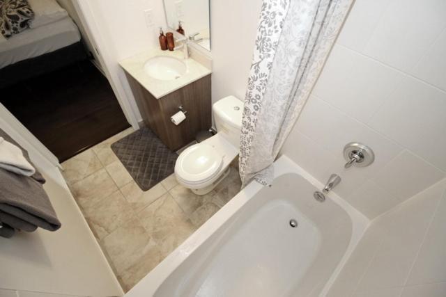 Presidential 2br 1 Condo, Entertainment District - Downtown With Cn Tower View, Balcony, Pool & Hot Tub Apartment