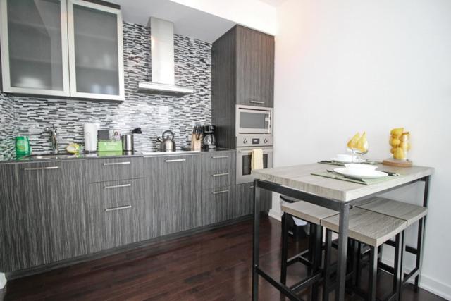 Apartment Presidential 2br 1 Condo, Entertainment District - Downtown With Cn Tower View, Balcony, Pool & Hot Tub