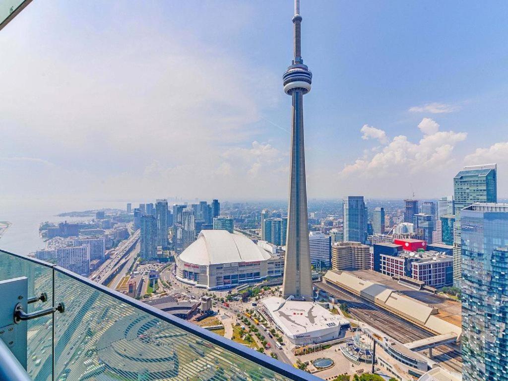 Presidential 2br 1 Condo, Entertainment District - Downtown With Cn Tower View, Balcony, Pool & Hot Tub Toronto