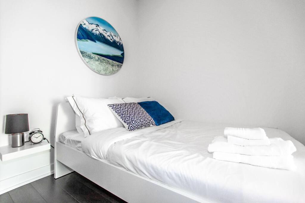 Stylish 2br W/stunning Lake & Sunset Views Apartment Toronto