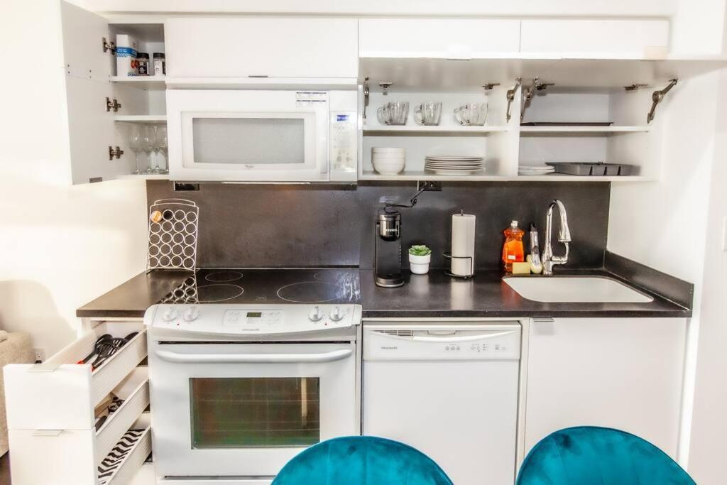 Stylish 2br W/stunning Lake & Sunset Views *