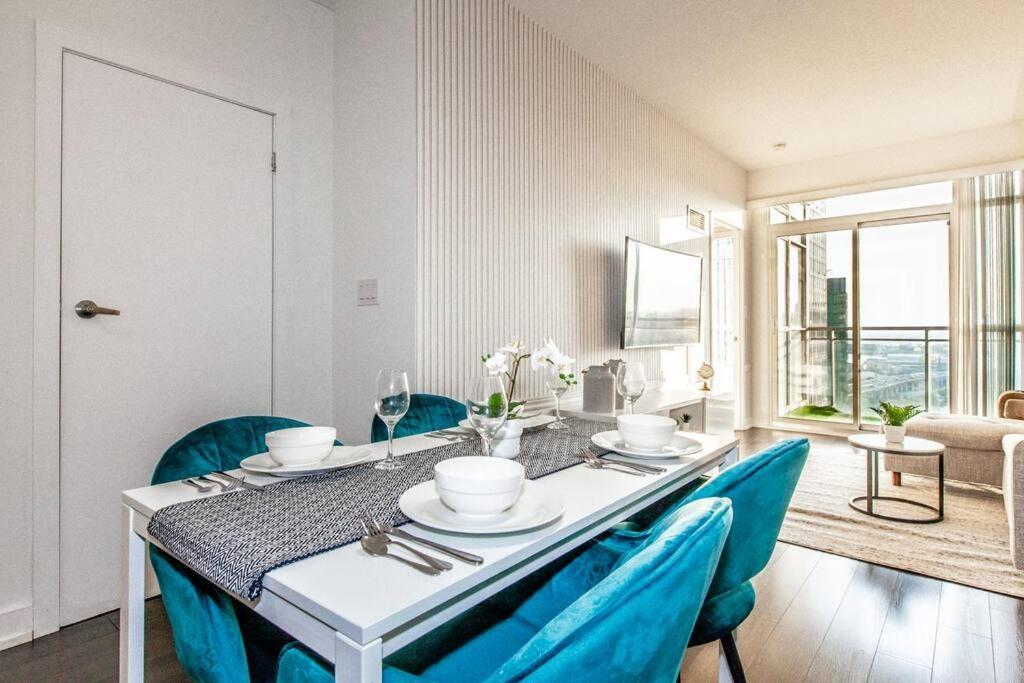 Stylish 2br W/stunning Lake & Sunset Views Apartment