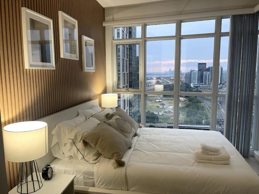 Stylish 2br W/stunning Lake & Sunset Views Toronto
