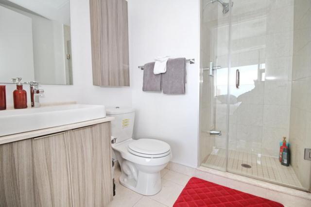 Apartment Presidential 2br 1 Condo, Entertainment District - Downtown With Cn Tower View, Balcony, Pool & Hot Tub