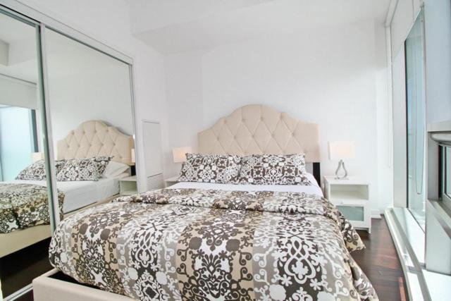 Presidential 2br 1 Condo, Entertainment District - Downtown With Cn Tower View, Balcony, Pool & Hot Tub Toronto